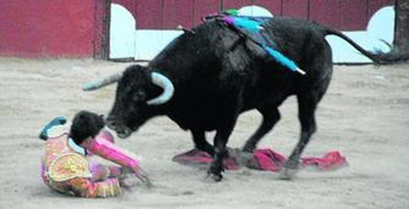 Galván apostó y arriesgó muchísimo para sacar partido del rajado sexto, la prueba es la cogida sufrida por dejar un estoconazo, por suerte sin más lesiones.