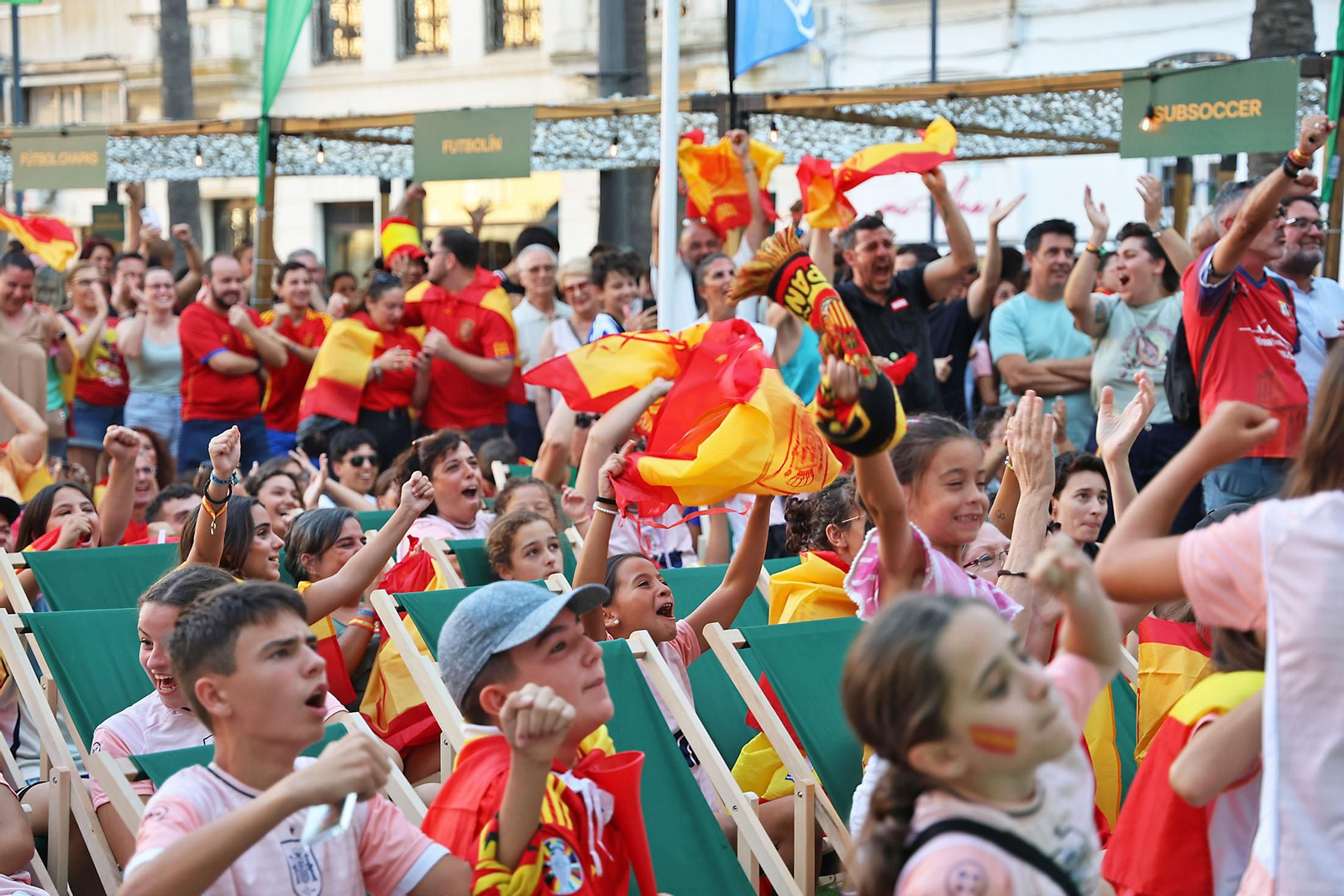 Imágenes de la Fan zone en Huelva de la Final de la Eurocopa entre Inglaterra y España Imágenes de la Fan zone en Huelva de la Final de la Eurocopa entre Inglaterra y España