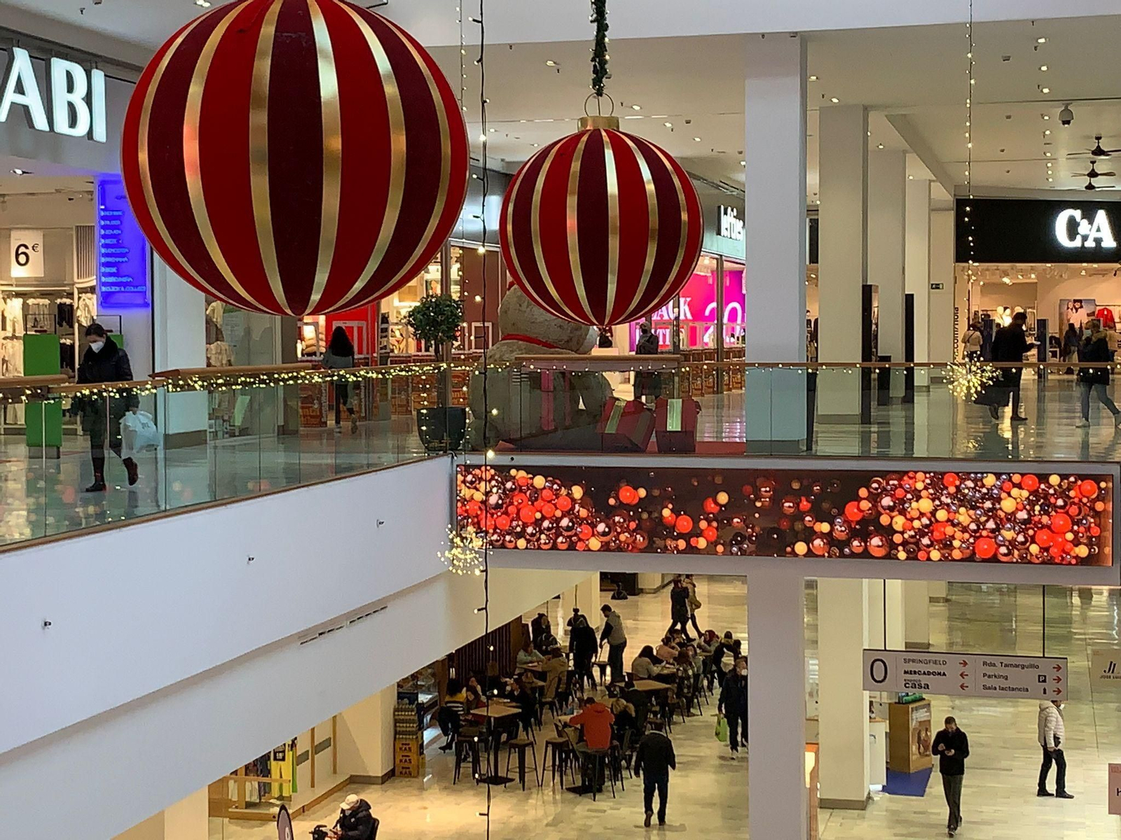 Jornada de compras en los centro comerciales de Sevilla y provincia