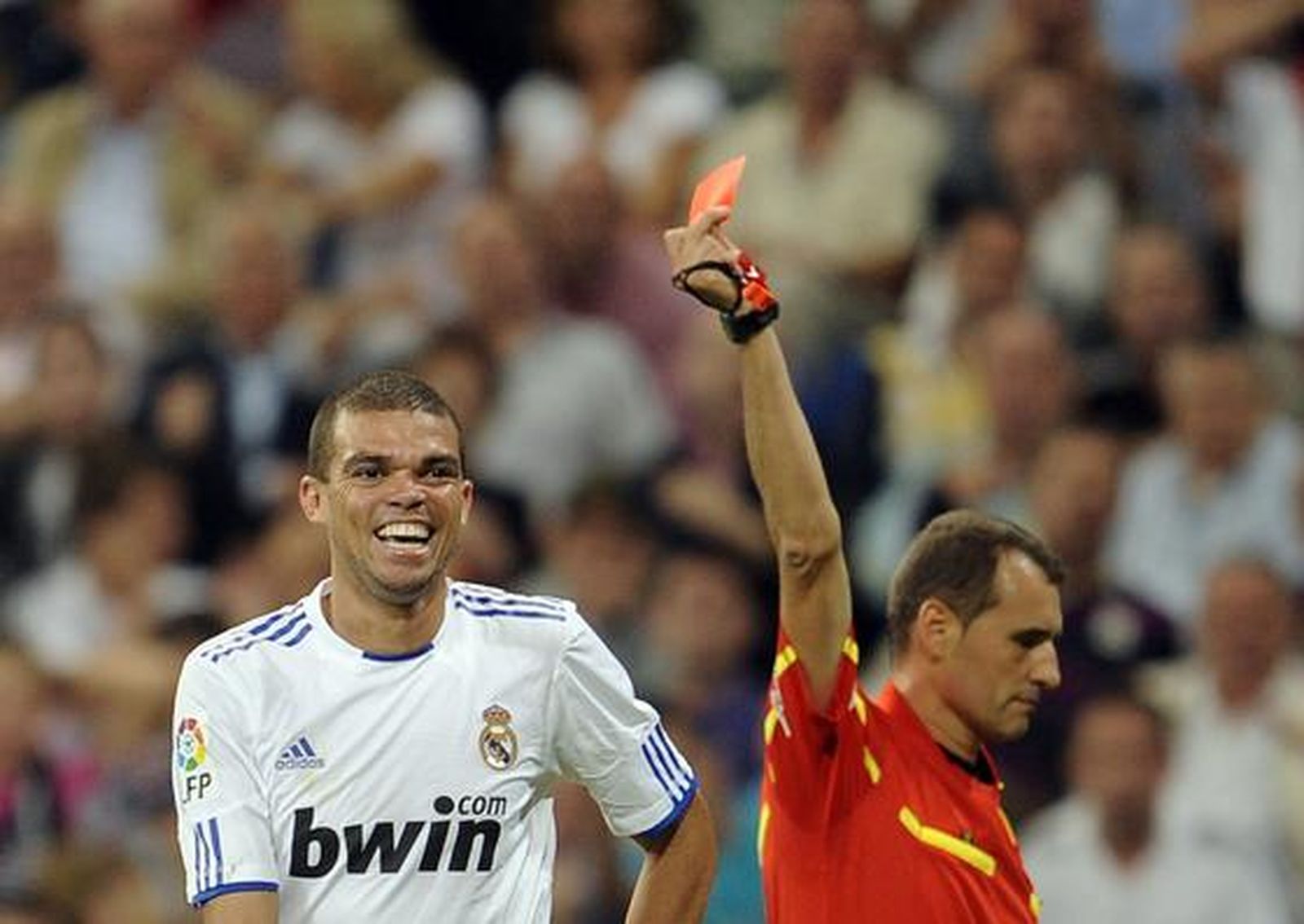 Pepe ve la tarjeta roja. / AFP