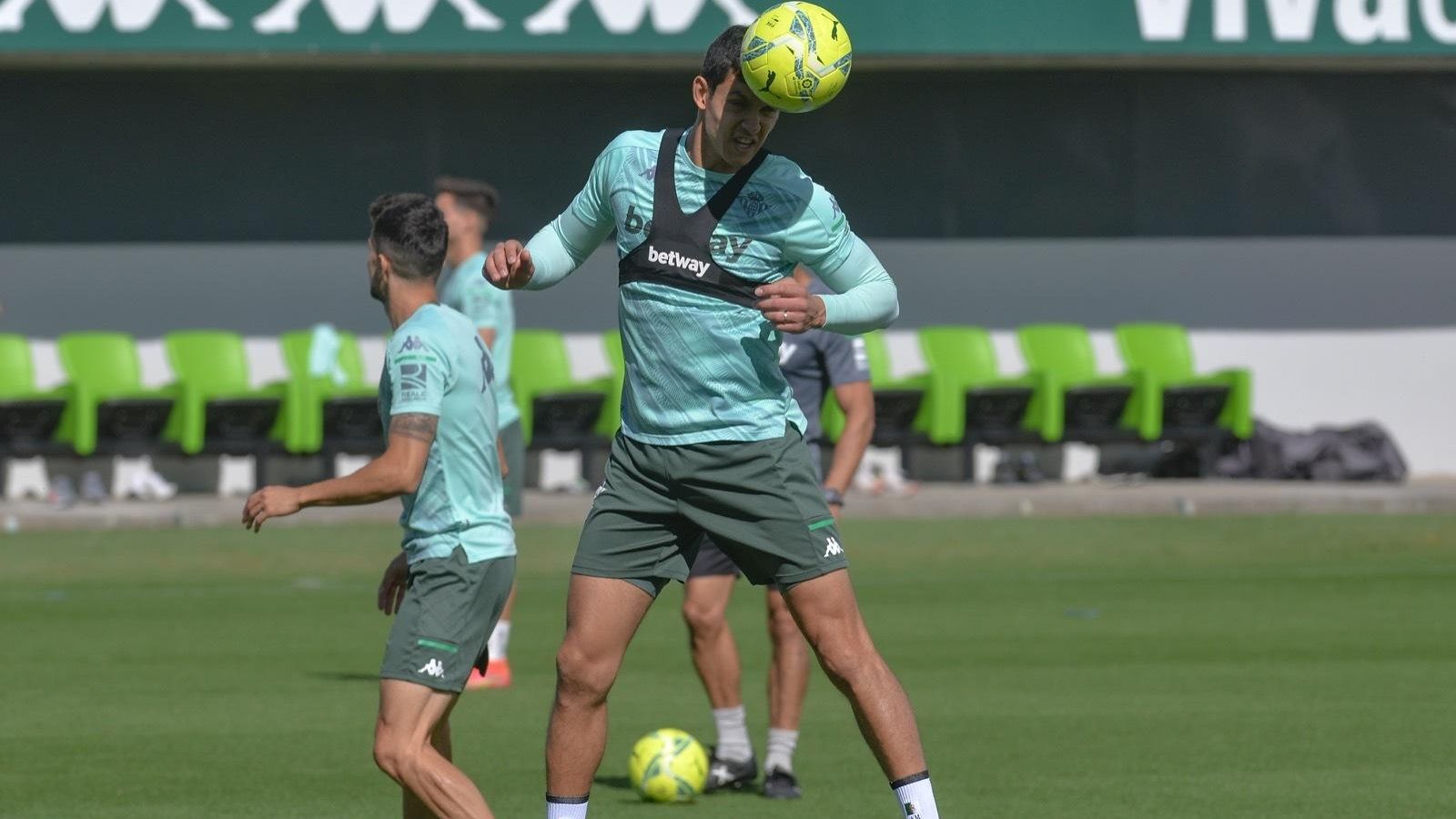 Mandi golpea de cabeza en el entrenamiento.