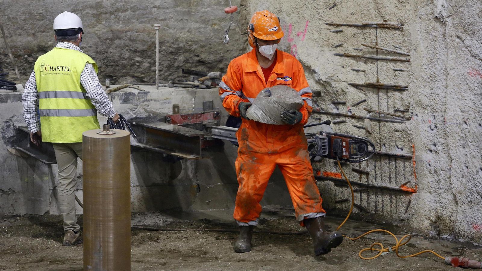 Un trabajador retira el material extraído tras realizar una perforación bajo la muralla. Un trabajador retira el material extraído tras realizar una perforación bajo la muralla.
