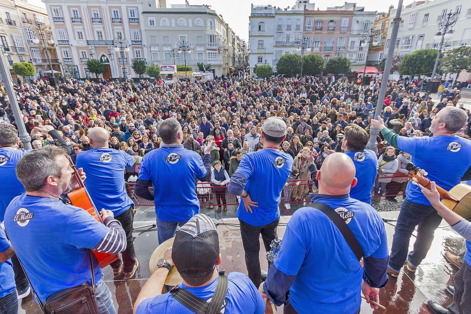 La chirigota del Love cantando en la Ostionada de 2018.
