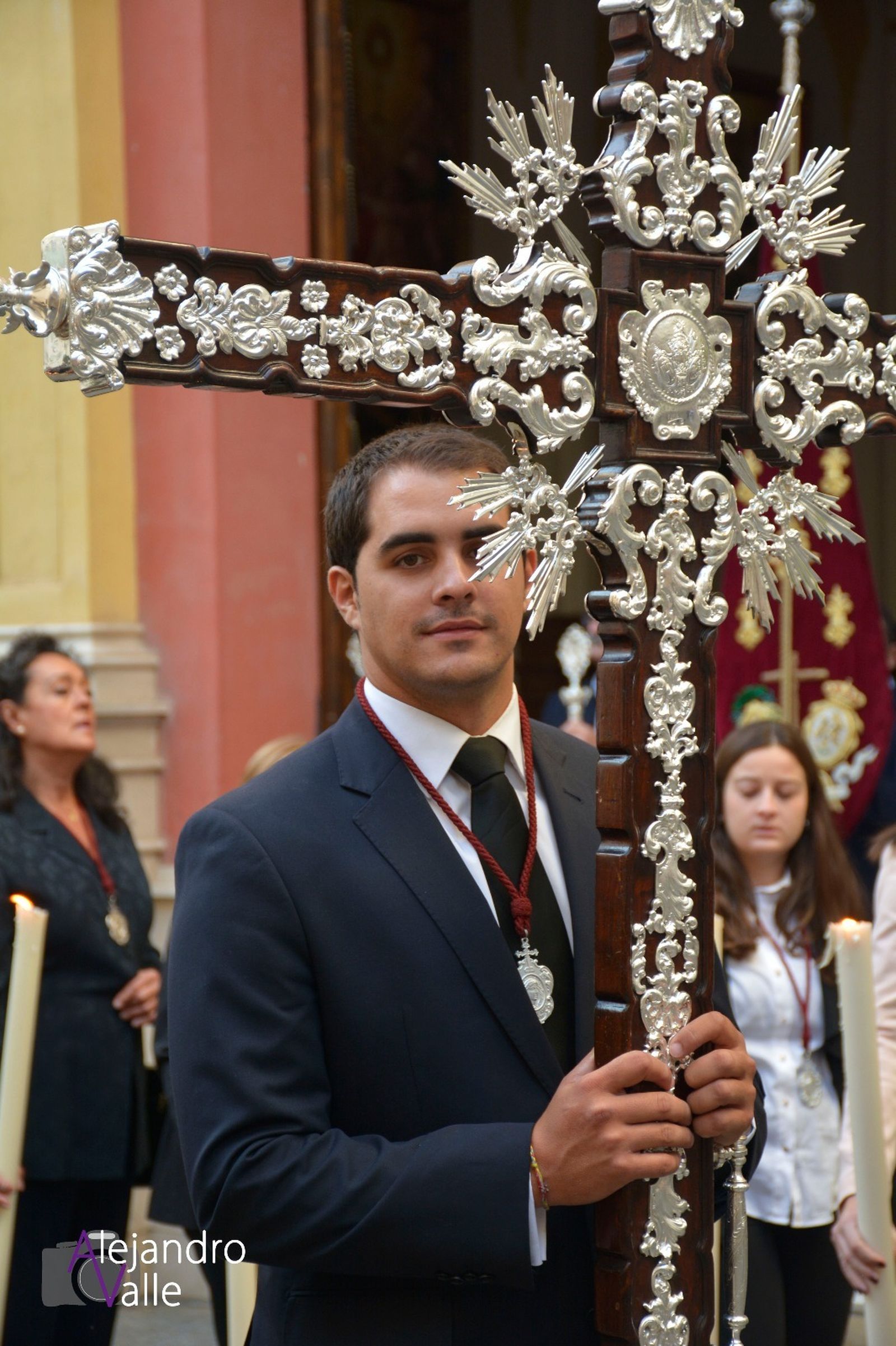 David Cisneros porta la cruz guía de su hermandad en el rosario de la aurora de la Virgen.