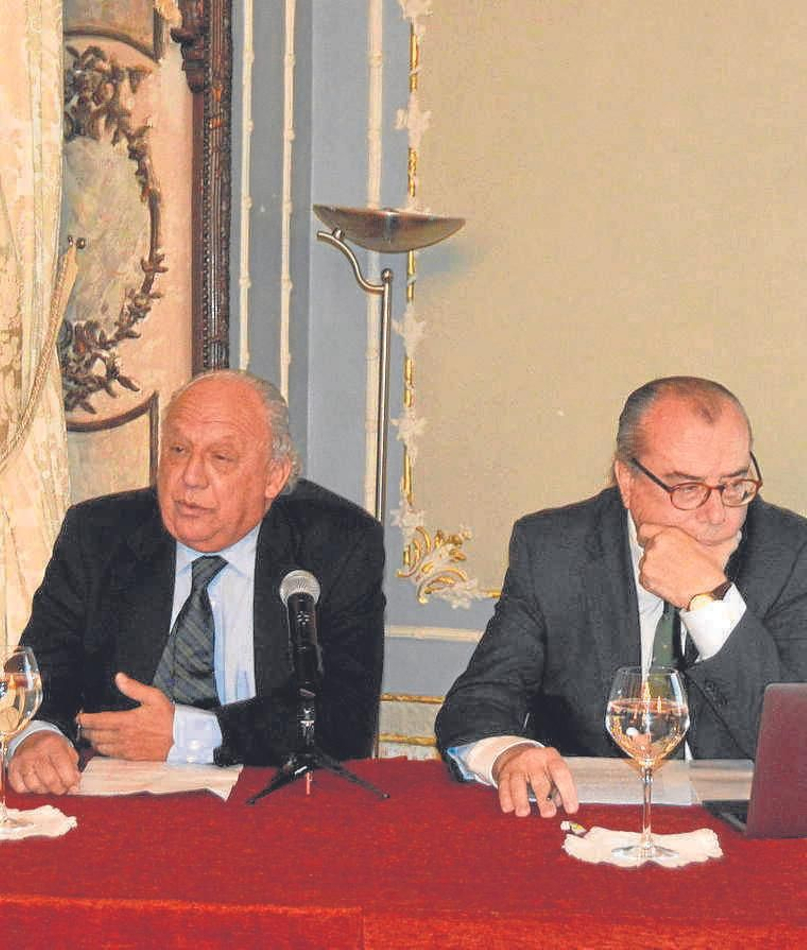 Juan Ramón Cirici y José María Otero, durante la conferencia en el Casino Gaditano.
