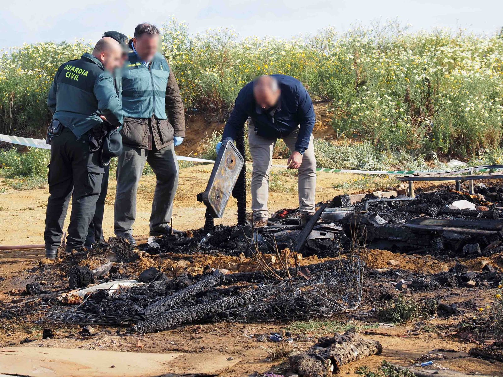 Imágenes del incendio que costó la vida a una persona en una chabola en Lepe