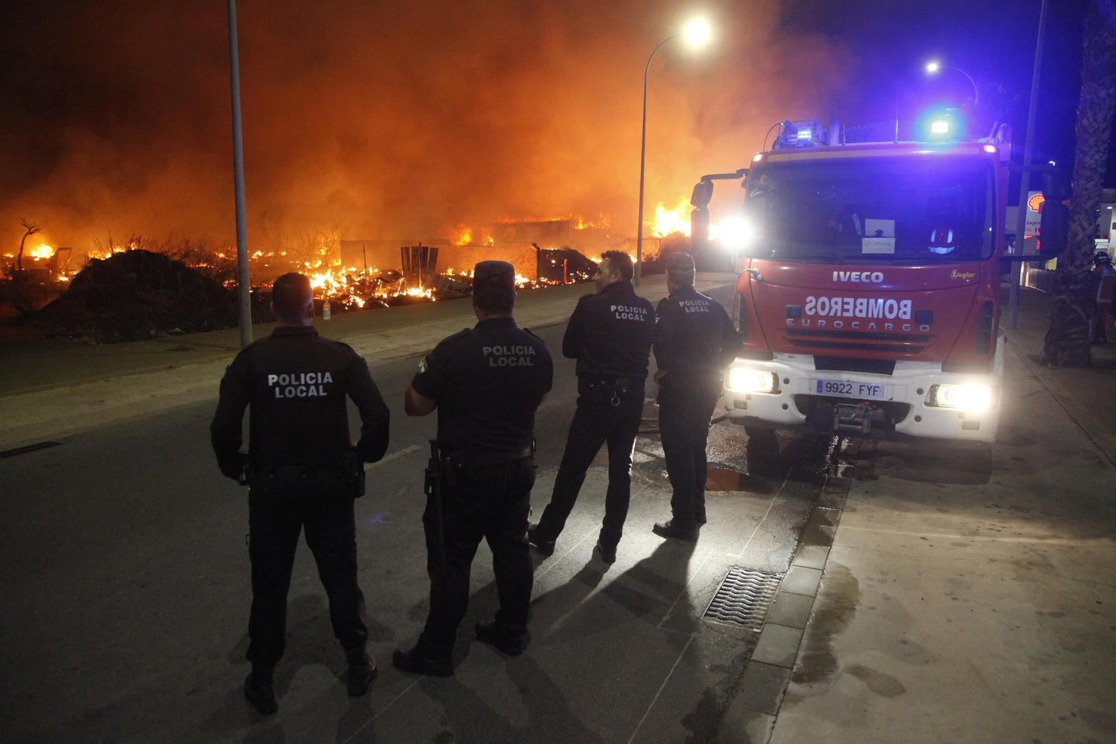 Un incendio obliga a evacuar un asentamiento chabolista en Lepe.