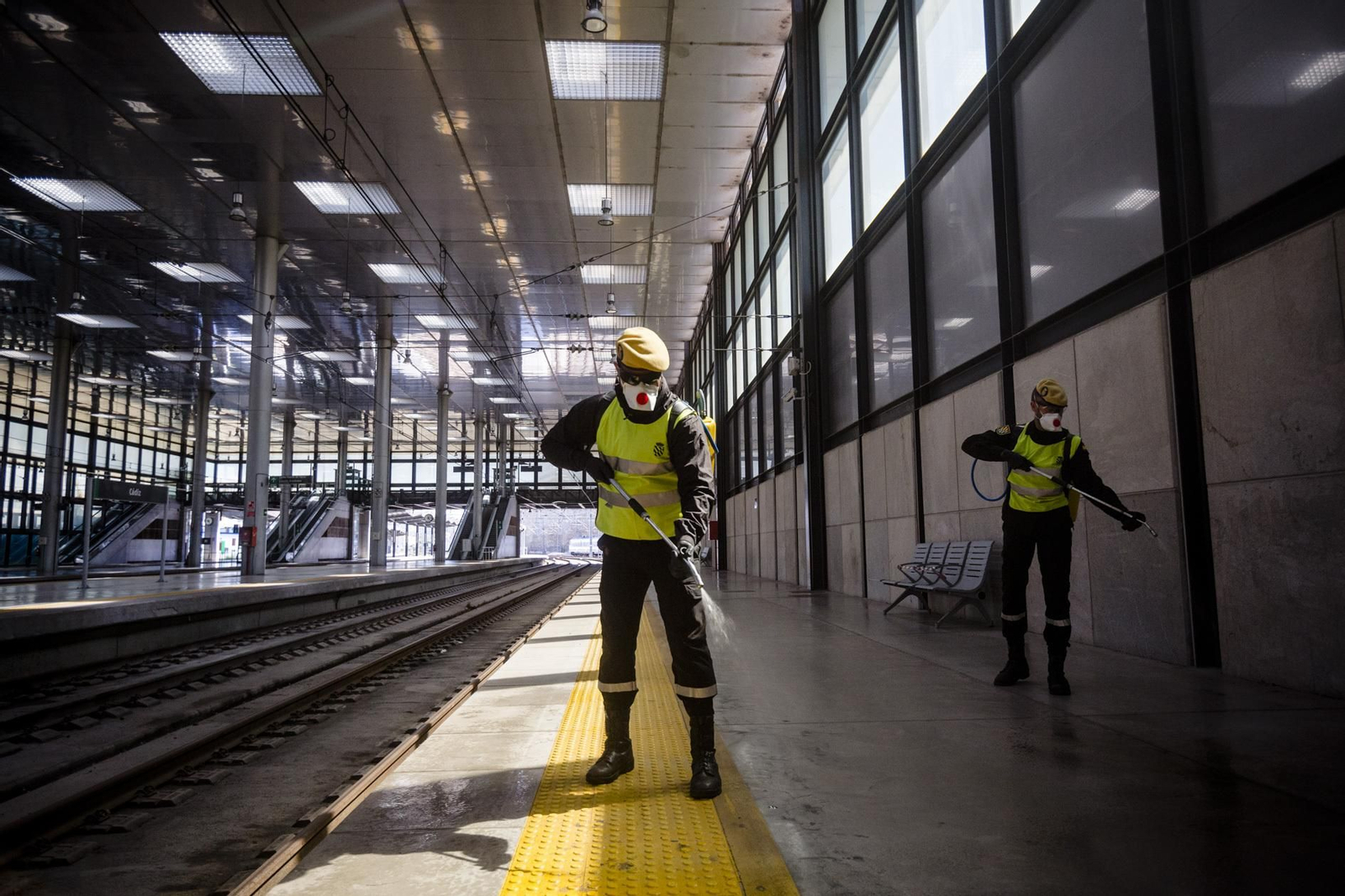 Efectivos de UME realizan labores de desinfección en la estación de trenes.