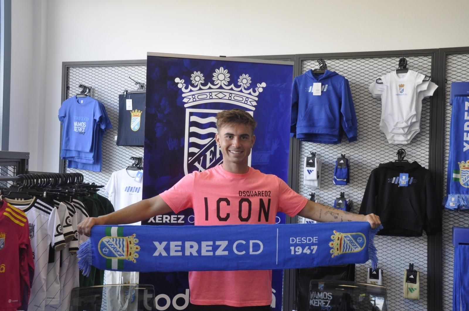 Álex Albajara posa sonriente con una bufanda del Xerez CD en su presentación.