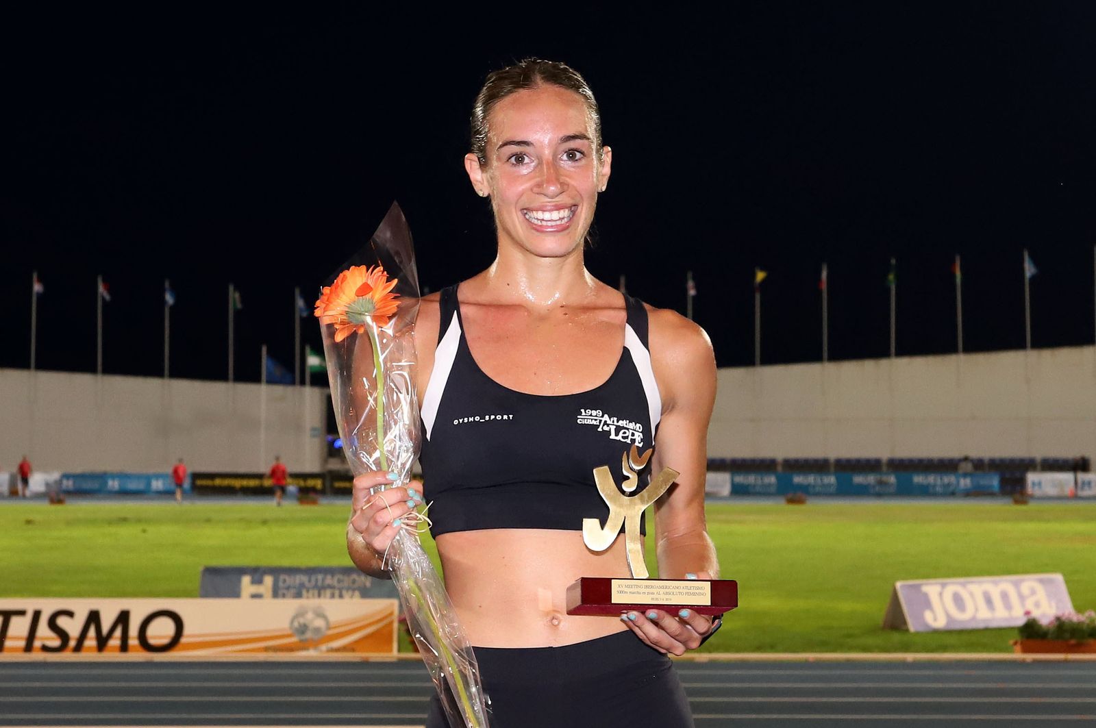 Laura García-Caro posa con el trofeo que le acredita como ganadora de los 5.000 marcha.