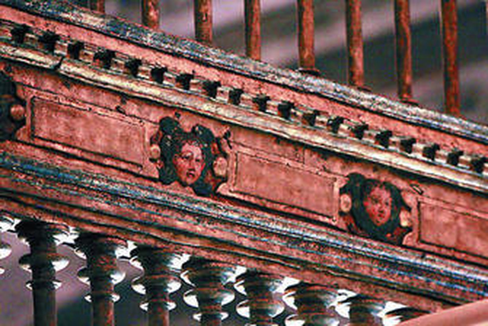 Estado actual de la reja de la capilla de la Virgen de la Antigua, donde aún queda un andamio.