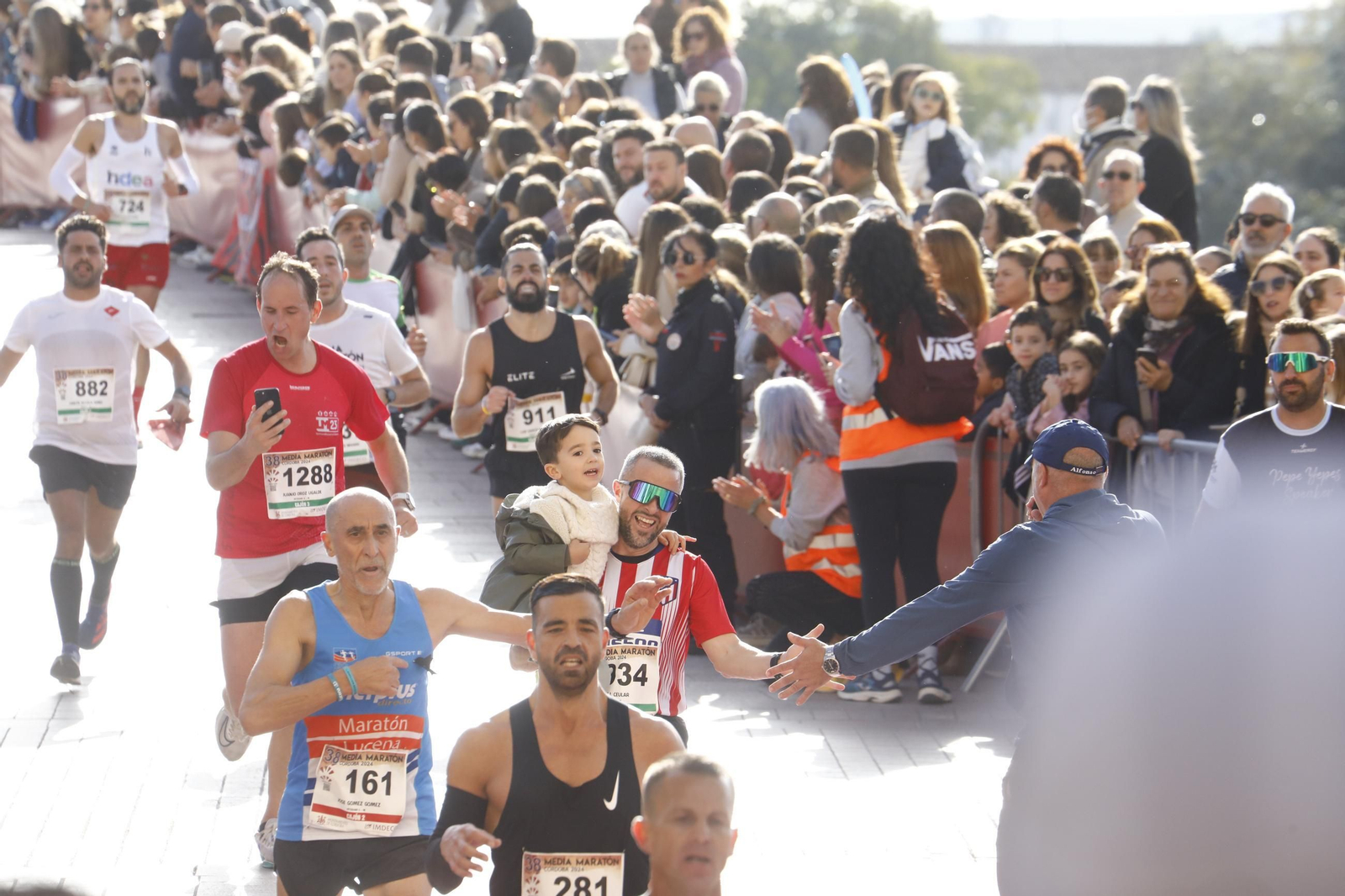 La gloria de cruzar la Puerta del Puente: las fotos de la línea de meta de la Media Maratón de Córdoba 2024