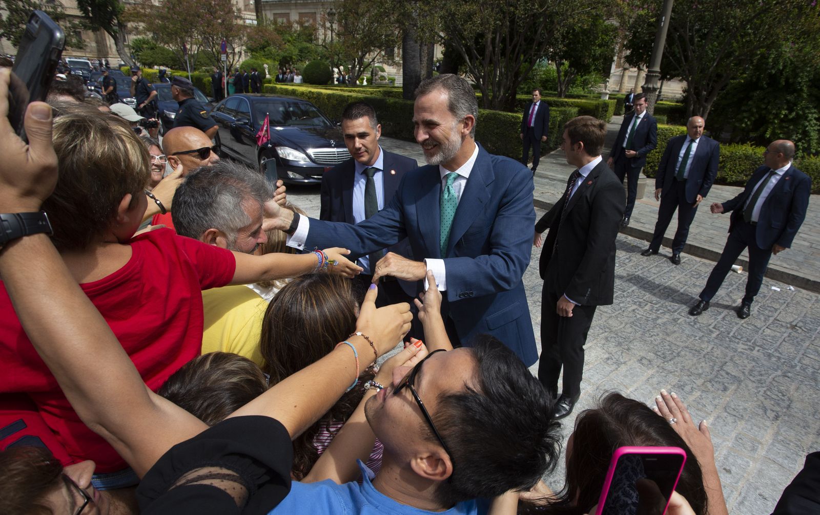 La visita de los Reyes a la exposición 'El viaje más largo', en imágenes