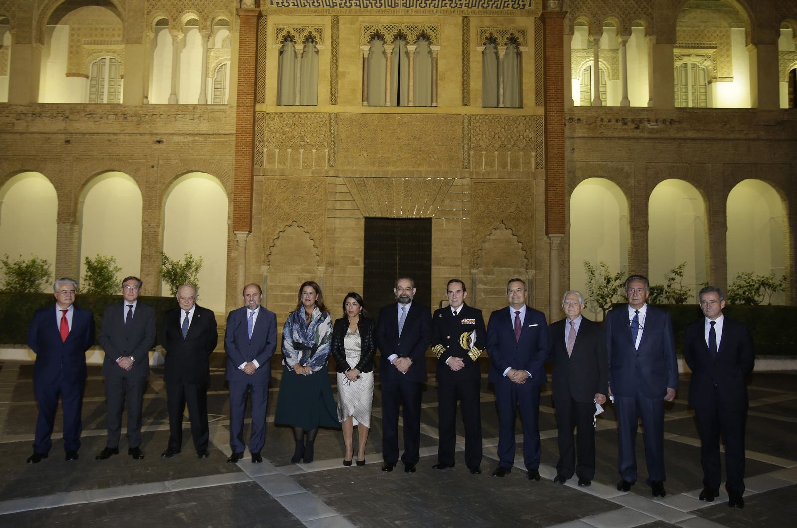 Barcos y aviones 'entran'  en el Alcázar de los Reyes