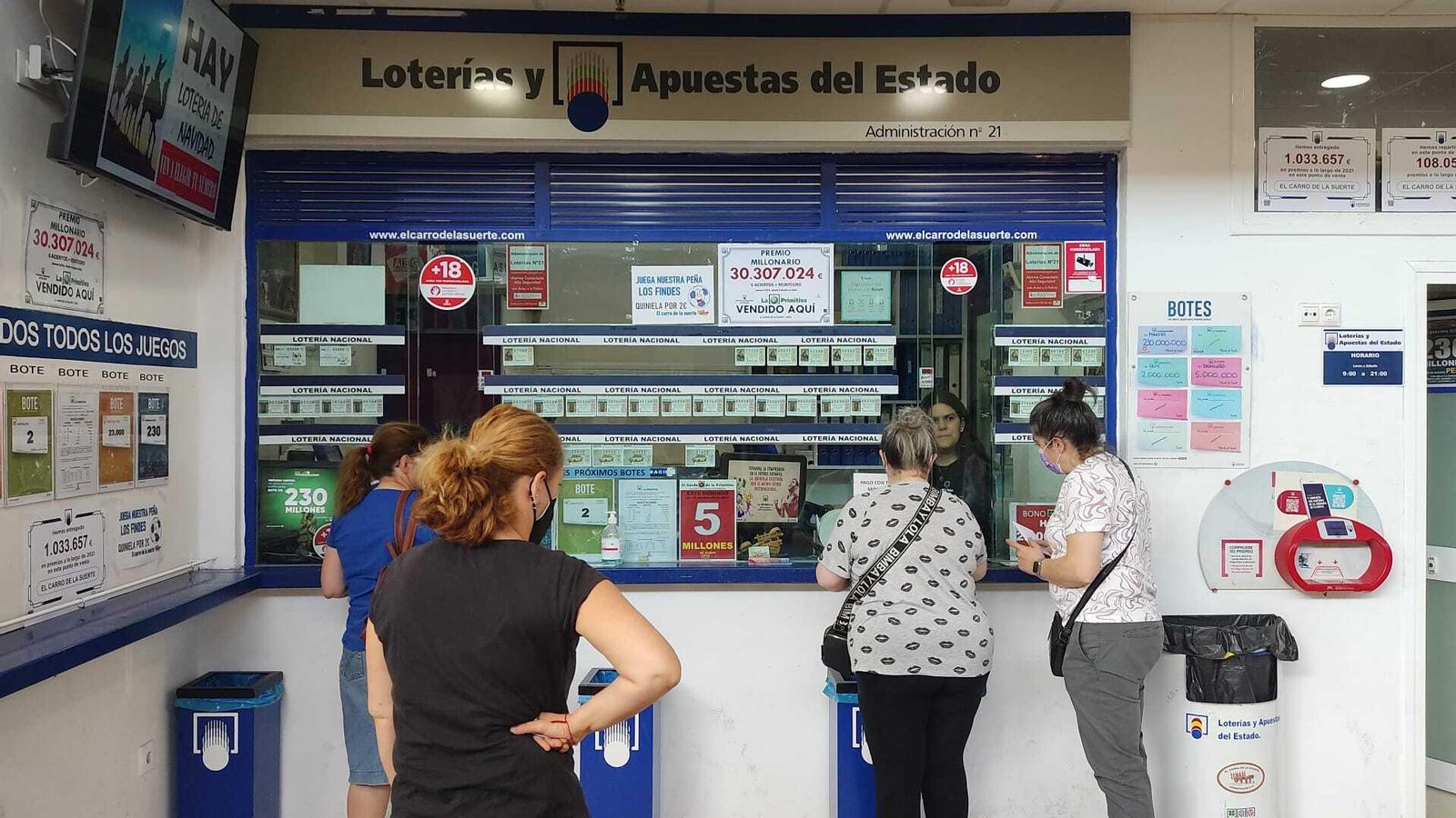 Clientes en la administración de loterías número 21 de Jerez