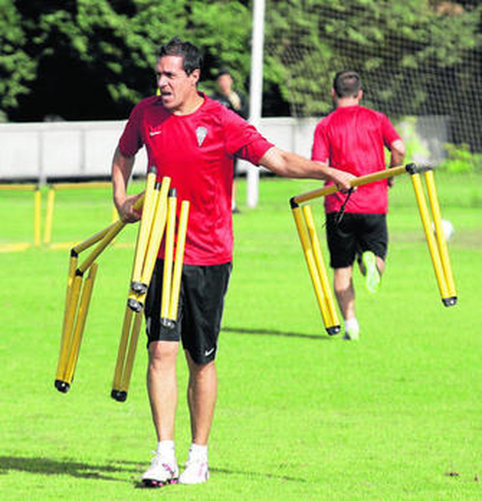 Pablo Villa sujeta unas vallas durante un entrenamiento del CCF.