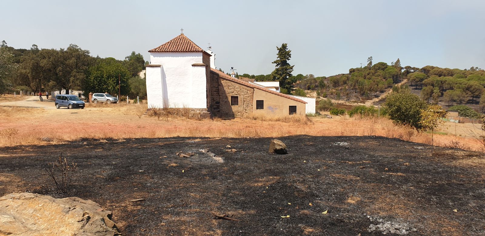Aspecto del entorno de la ermita de San Blas tras el incendio.