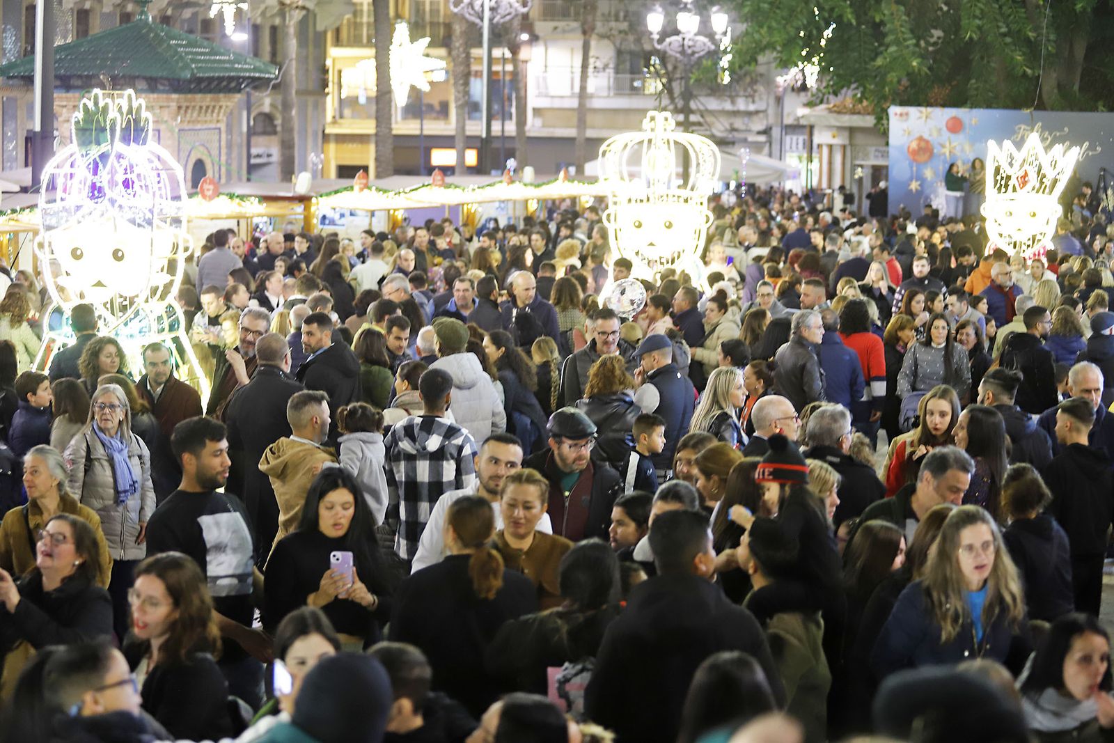 Imágenes del mercado navideño de la Plaza de las Monjas