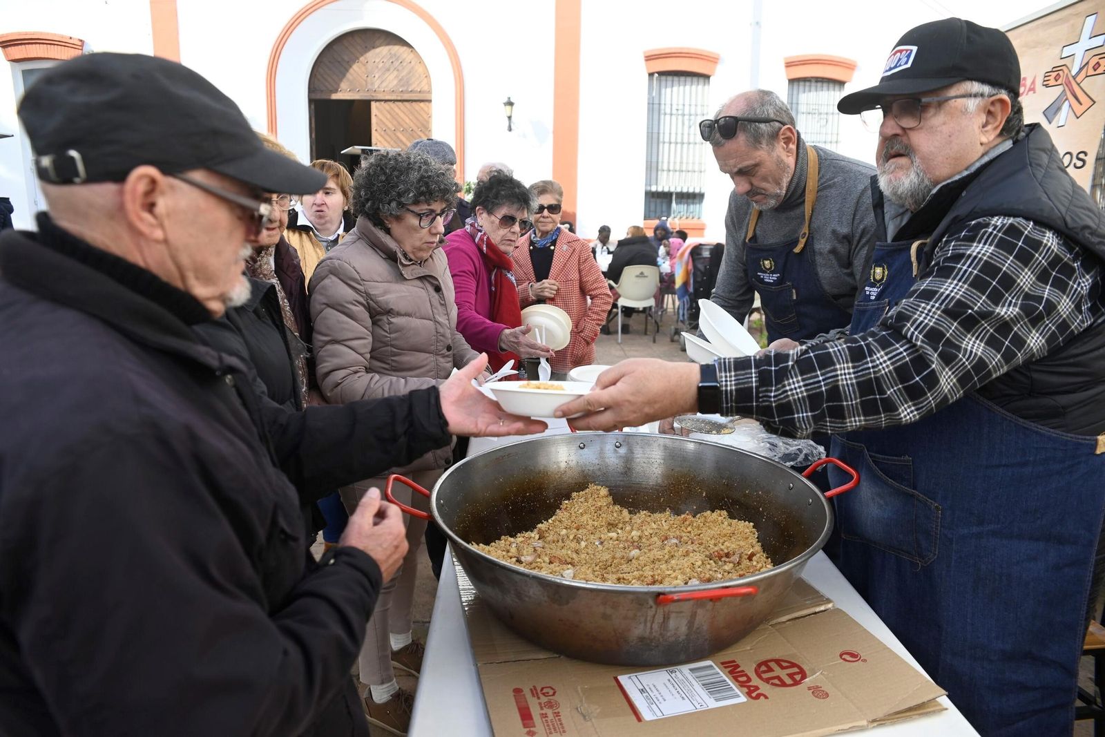 Las migas de la Cruz Blanca, en imágenes