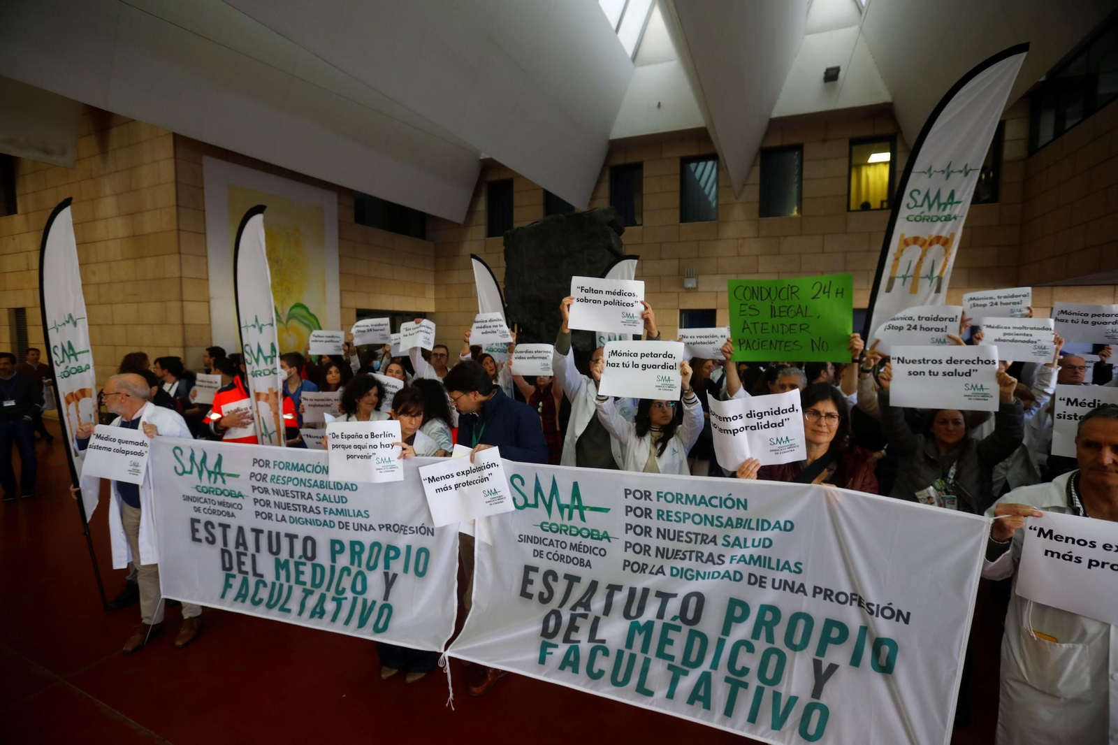 La concentración por la huelga de médicos en Córdoba contra el Estatuto Marco, en imágenes