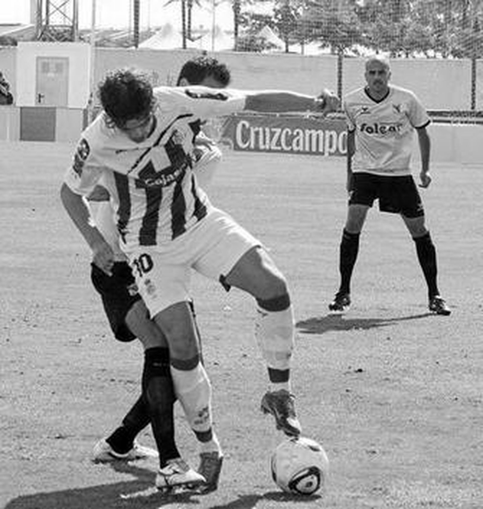 Chus Hevia recibió dos amarillas en el choque con el Atlético Sanluqueño.