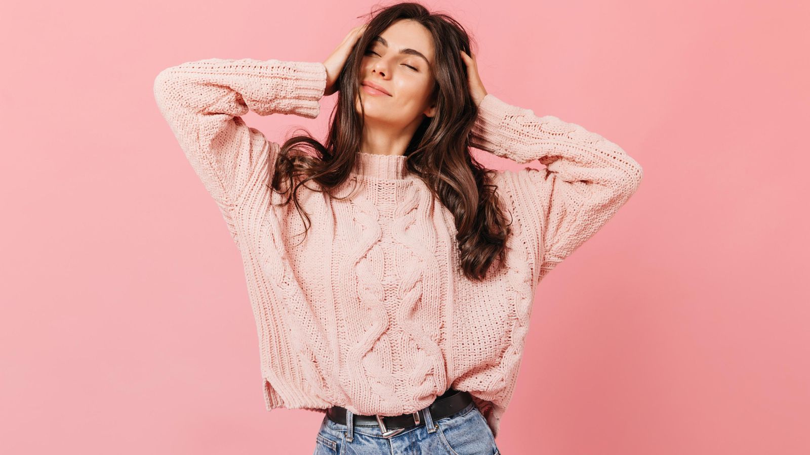 Es recomendable hacer un masaje capilar para prevenir la caída del cabello. Es recomendable hacer un masaje capilar para prevenir la caída del cabello.
