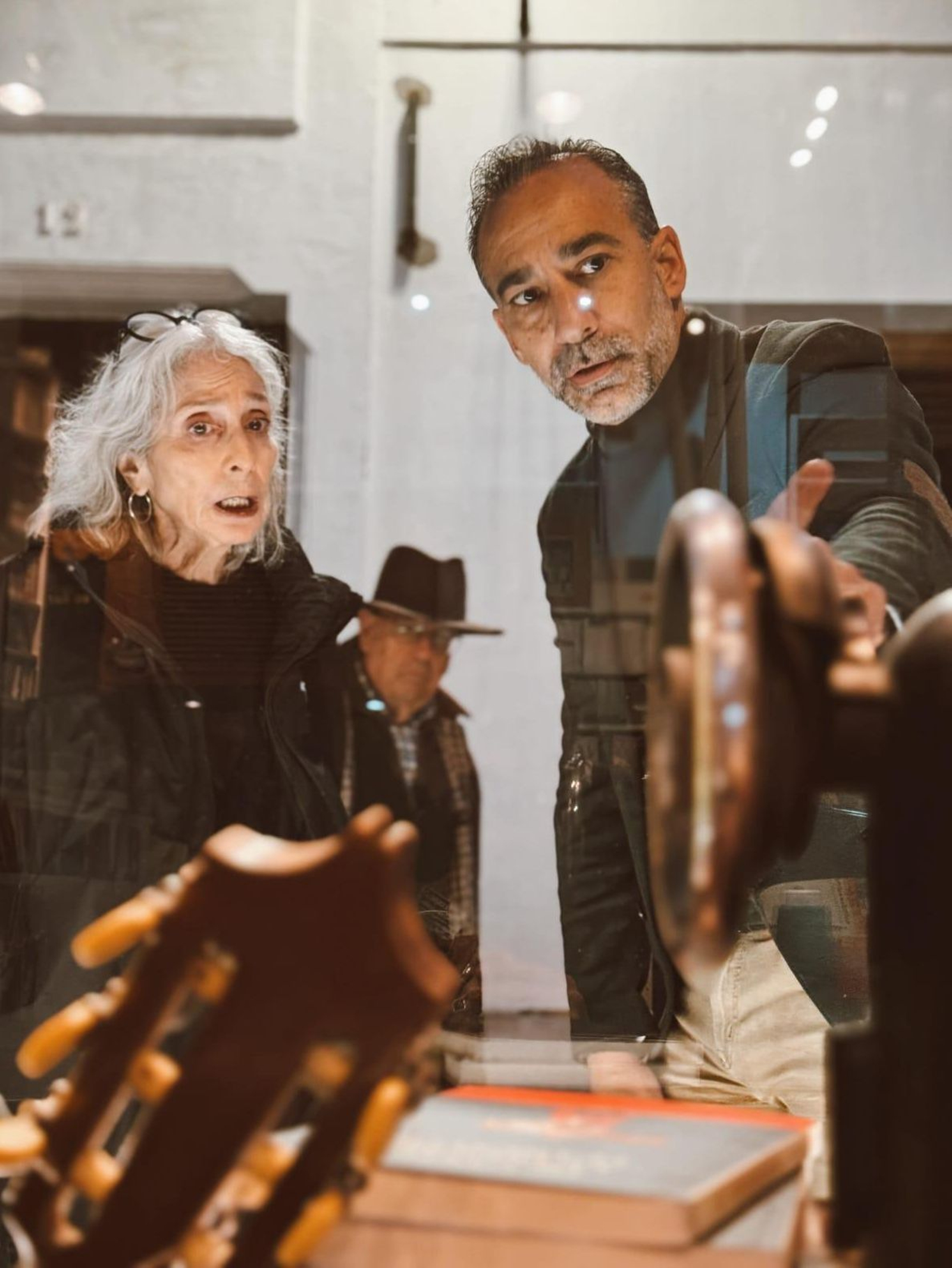 La escritora Deborah Eisenberg, junto al propietario de El Laberinto, Adrián Otero. La escritora Deborah Eisenberg, junto al propietario de El Laberinto, Adrián Otero.