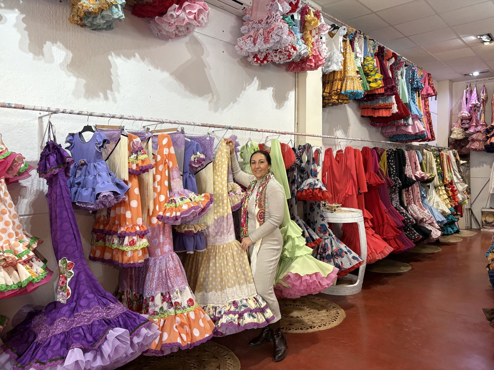 Basi del Río muestra algunos de sus modelos en su taller.