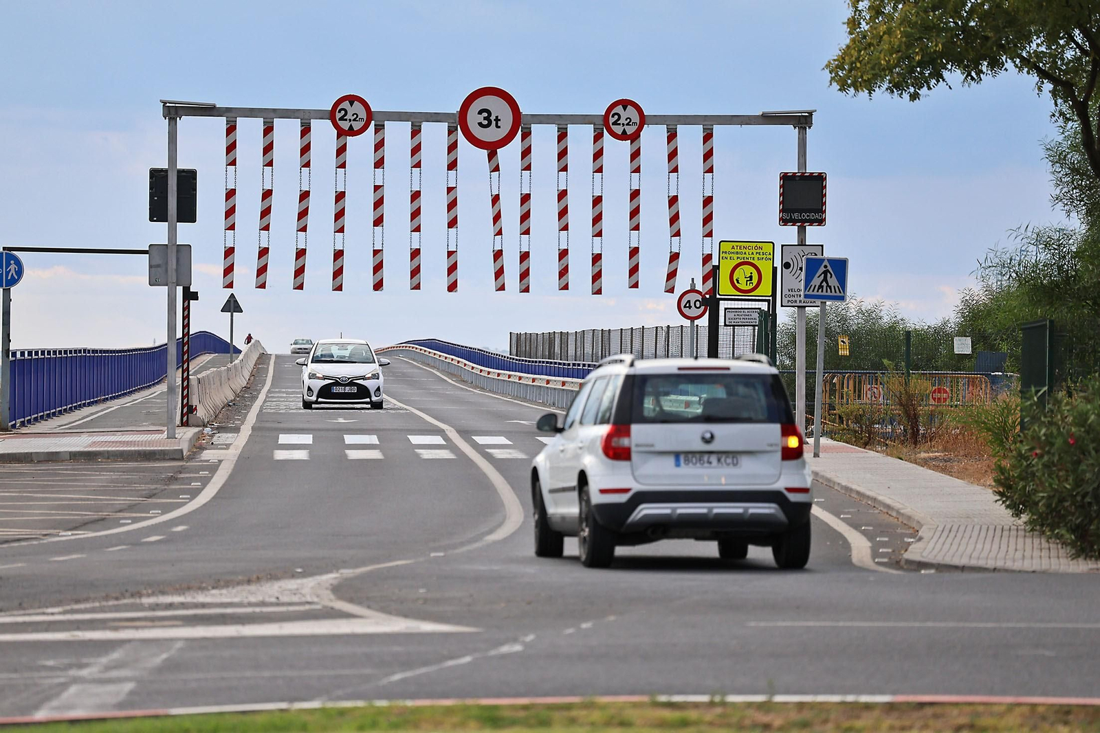 Varios coches circulando por el Puente Sifón.