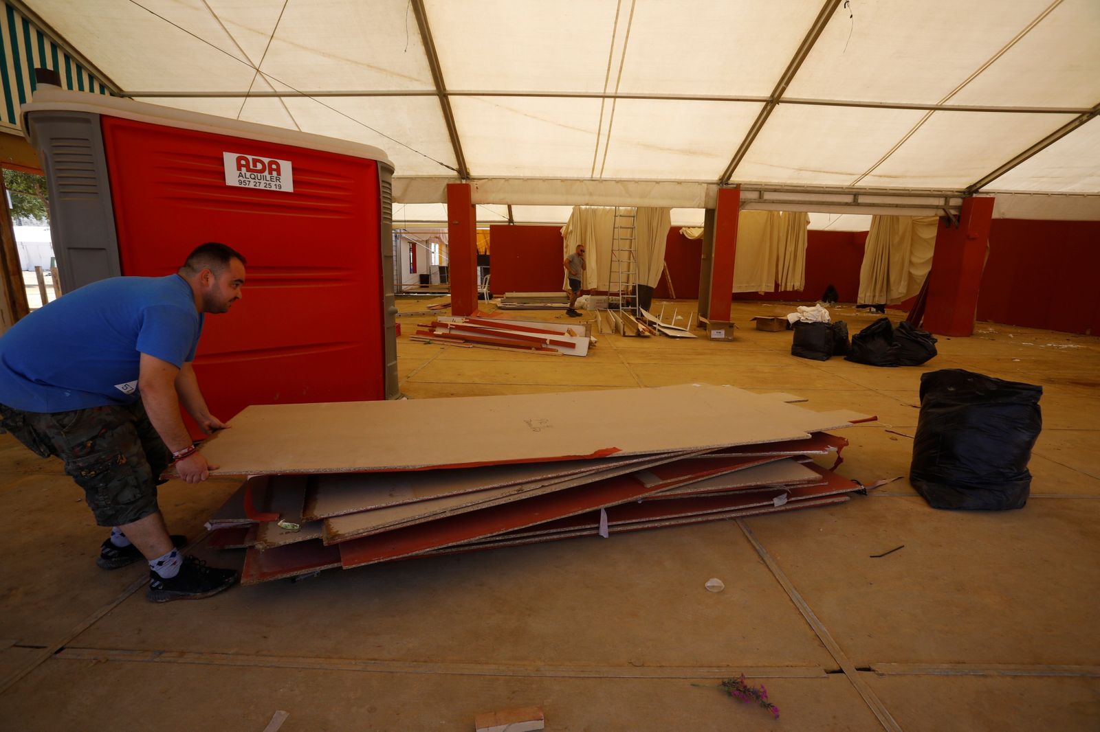 El desmontaje de las casetas y atracciones de la Feria de Córdoba, en imágenes