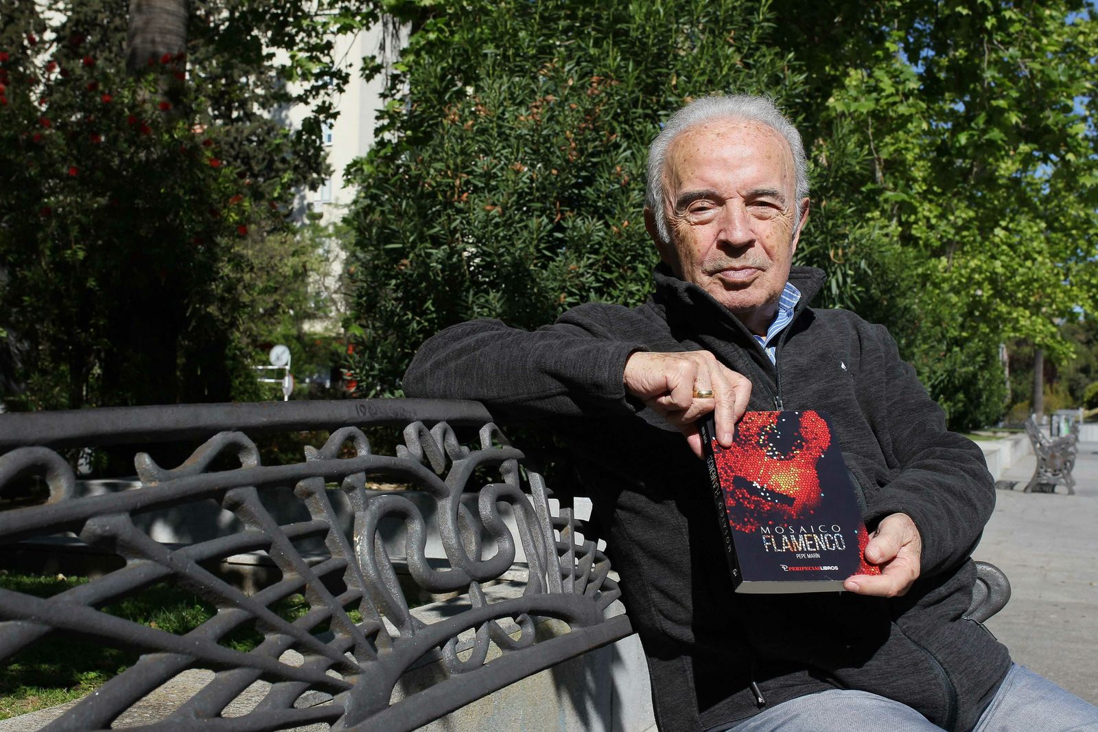 Pepe Marín posa con su nuevo libro.
