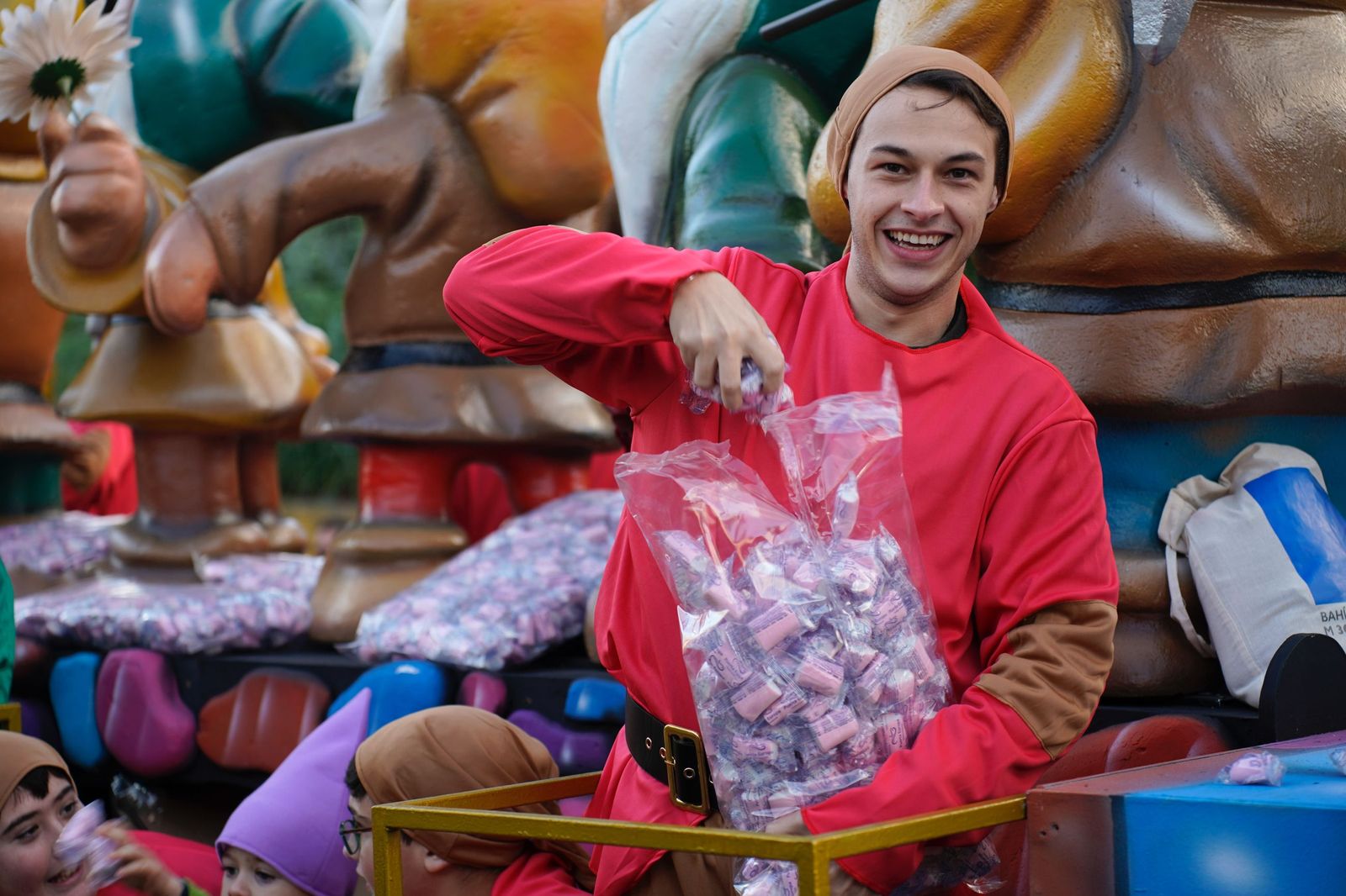 Búscate en las fotos de la cabalgata de Reyes Magos 2026 en Algeciras