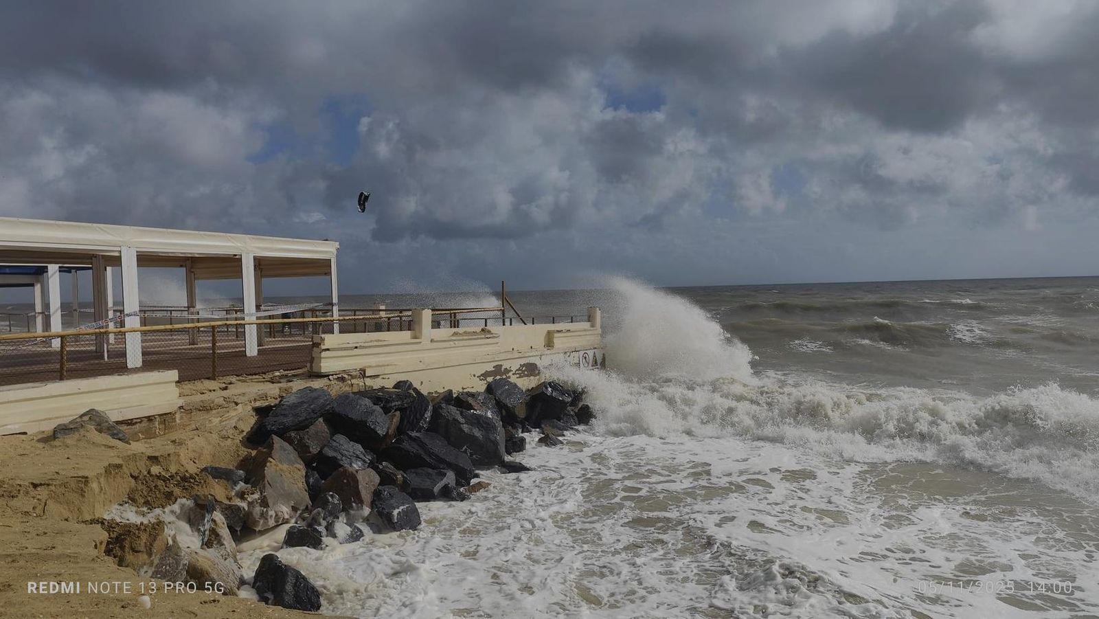 Oleaje contra la Playa Central de Isla Cristina.