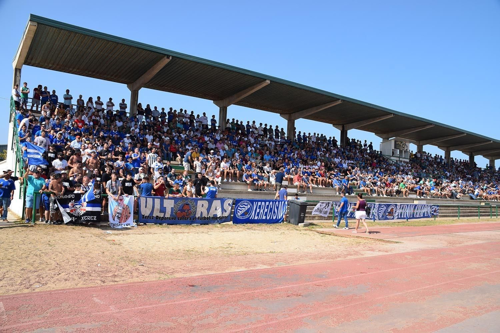 Aficionados del Xerez DFC en el desplazamiento al Navarro Flores de Rota.