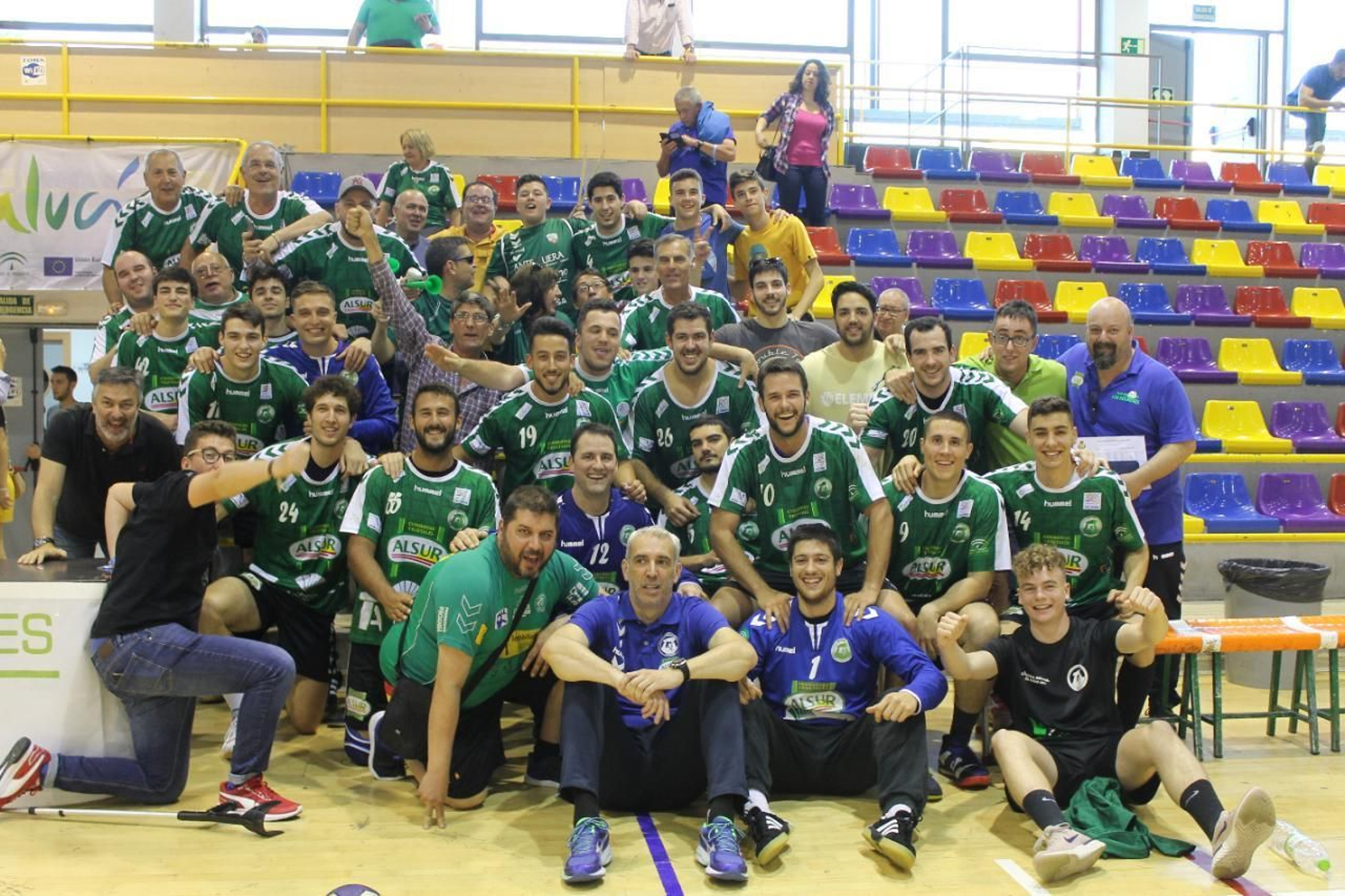Plantilla del Alsur Antequera tras un partido.