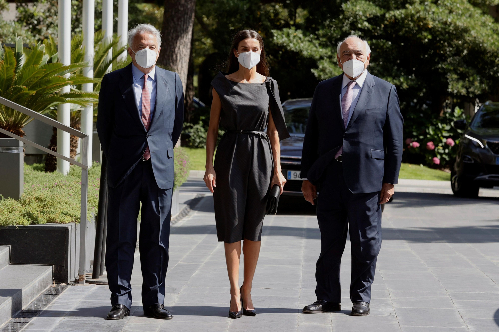 La Reina, este miércoles con el presidente de la Fundación de Ayuda contra la Drogadicción (FAD), Ignacio Bayón (dcha.), y el presidente de la Mutua Madrileña, Ignacio Garralda.