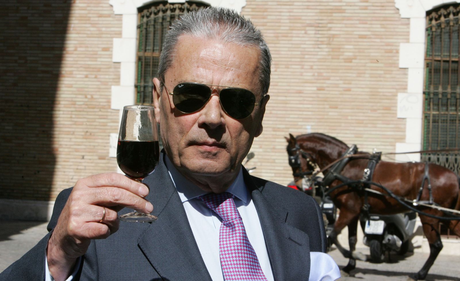 José María Lozano, con un catavino, en una entrevista con este Diario en marzo de 2011.