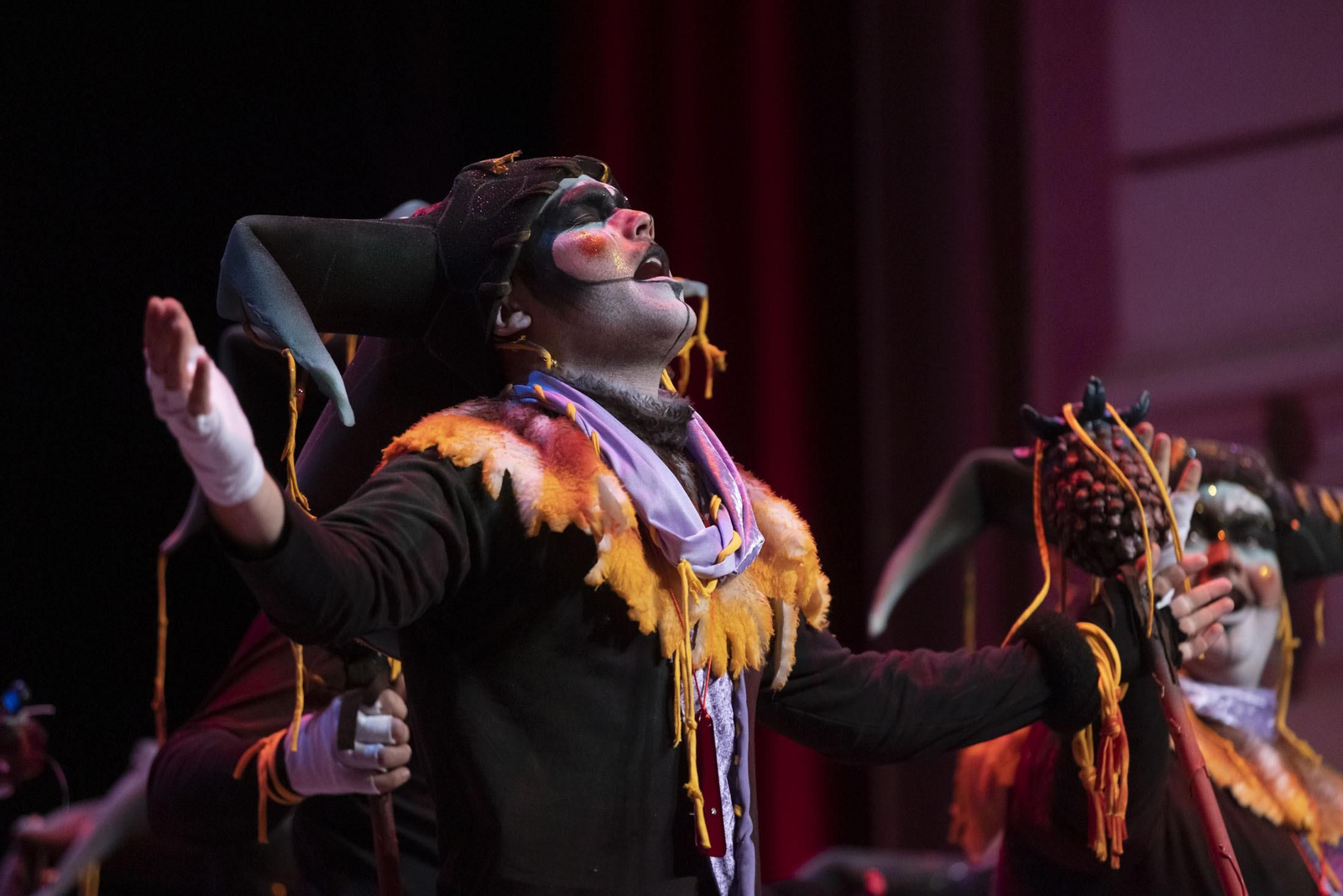 Imágenes de la actuación de la comparsa de La Palma del Condado 'La calle del guante' en el Carnaval Colombino