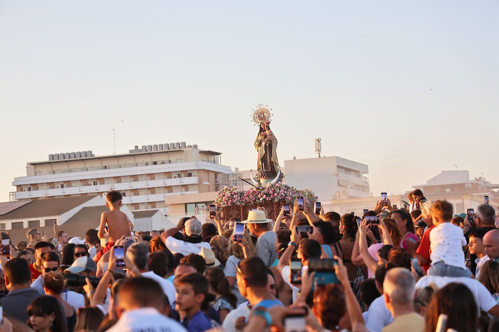 Imágenes de la Virgen del Carmen procesionando en Punta Umbría