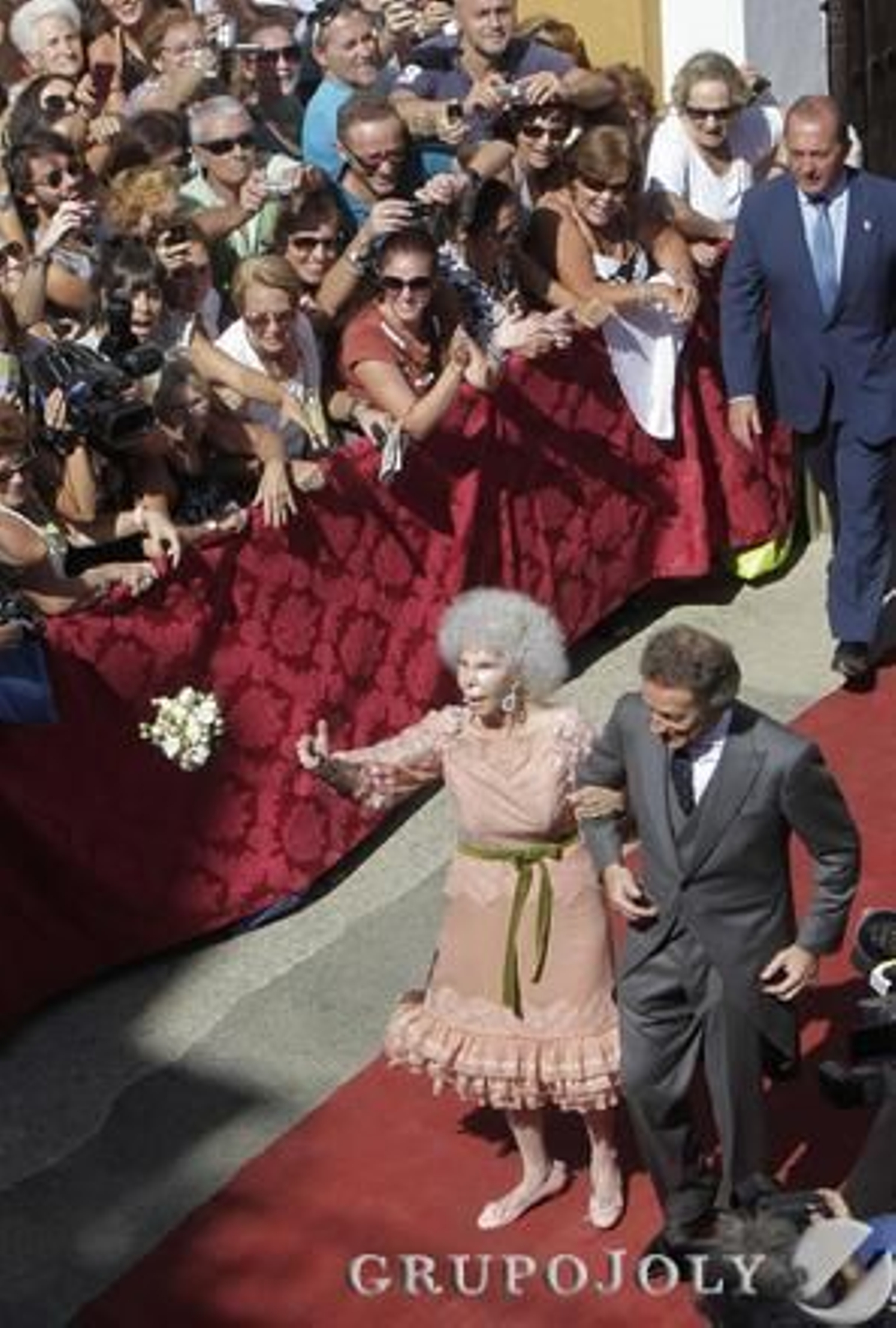 La duquesa lanza su ramo.  Foto: Antonio Pizarro