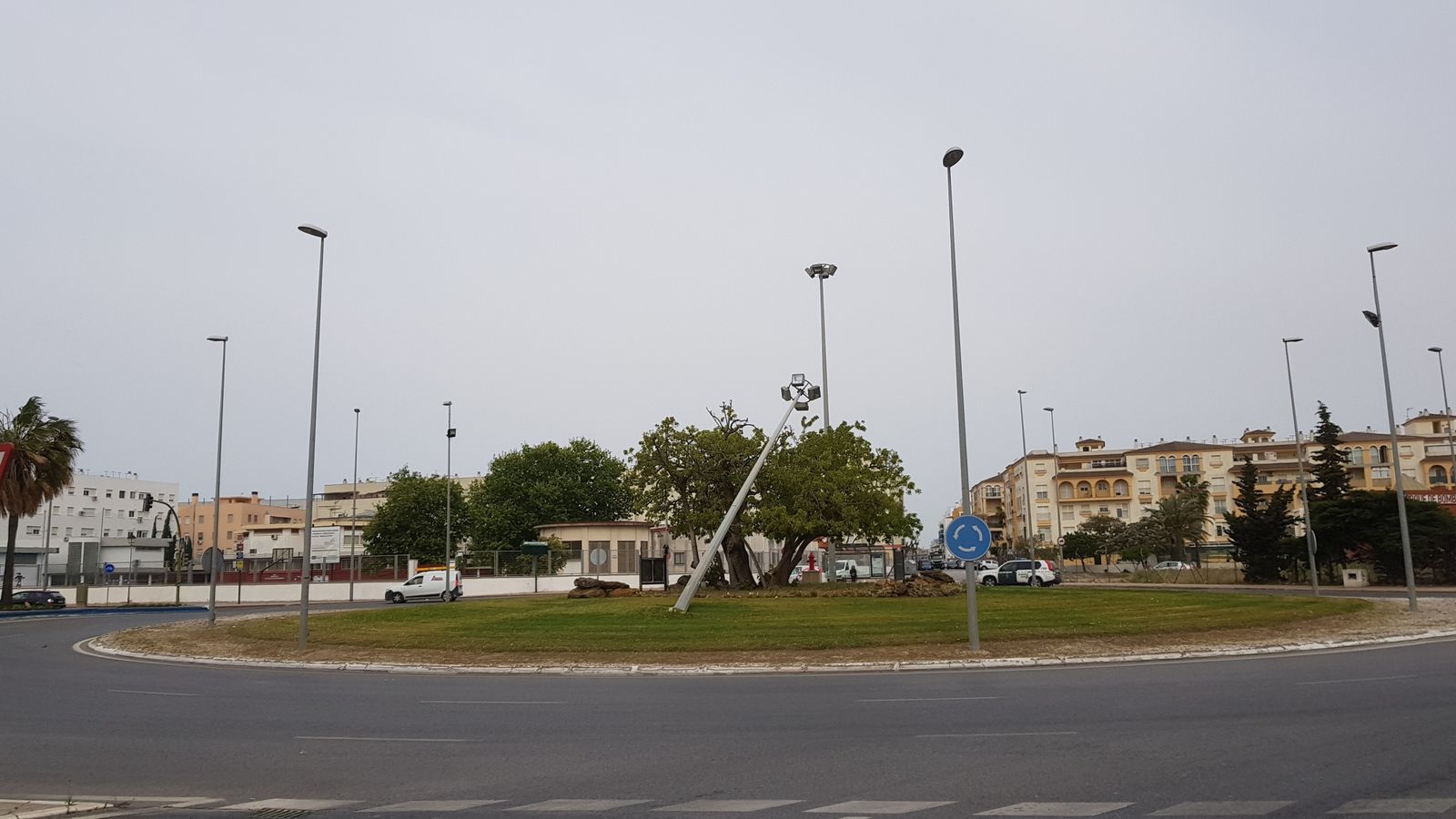 Las fuertes rachas de viento derriban una farola de la rotonda de los Bomberos.
