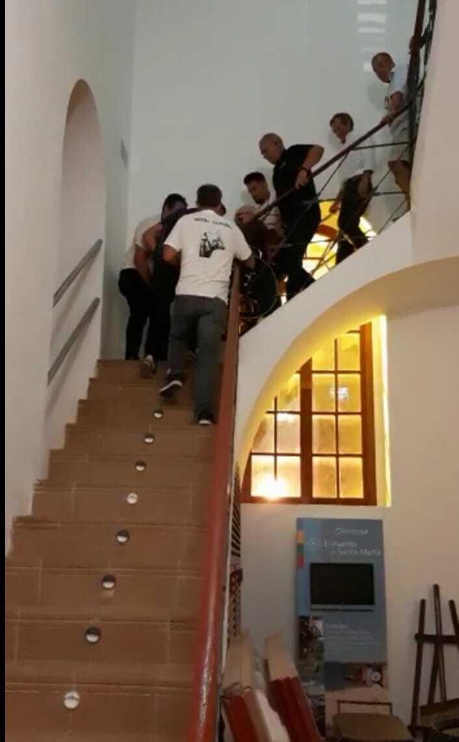 Imagen facilitada por uno de los afectados, donde se puede ver a un usuario remolcado por las escaleras para poder subir a la primera planta.
