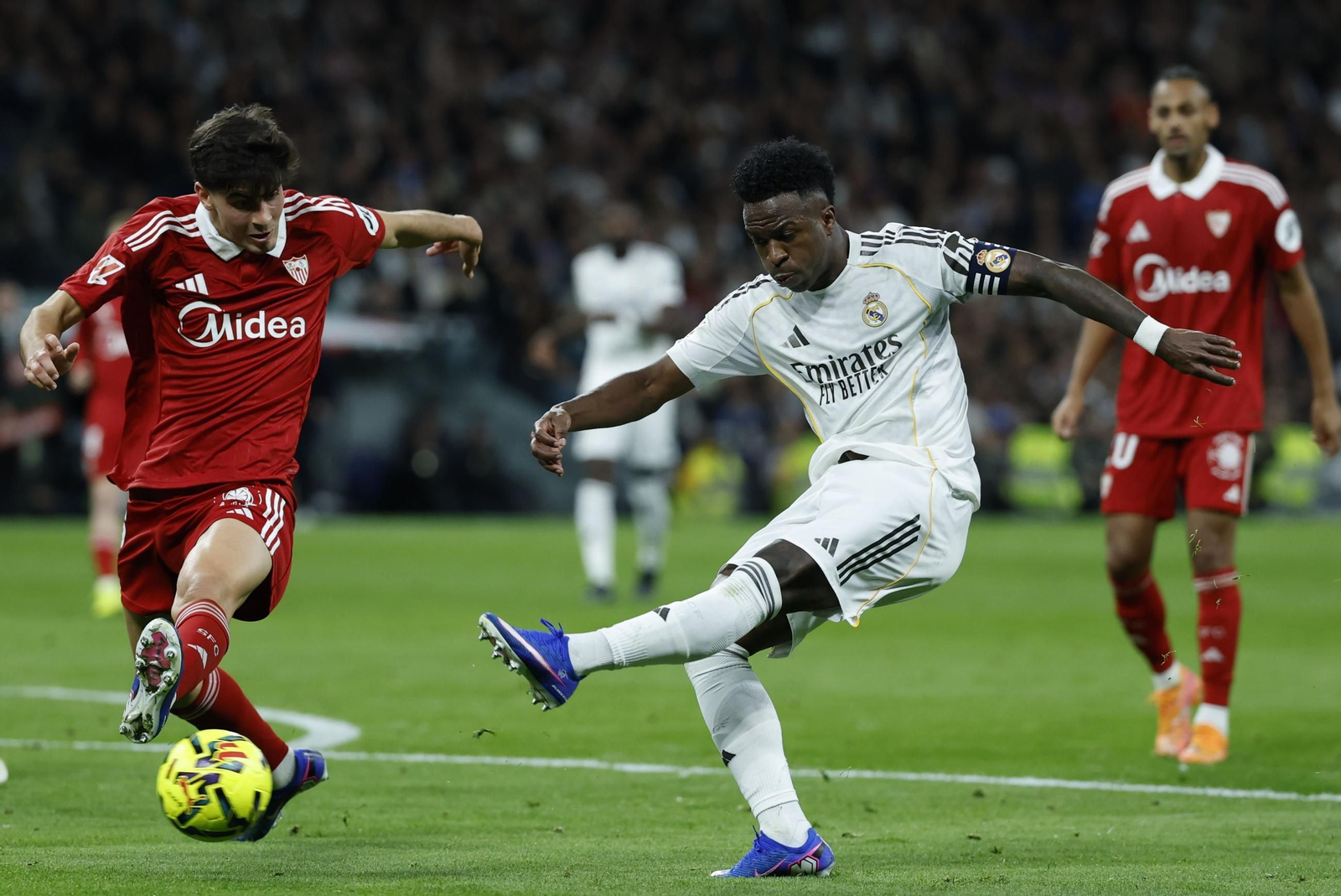 Juanlu trata de bloquear el tiro de Vinícius.