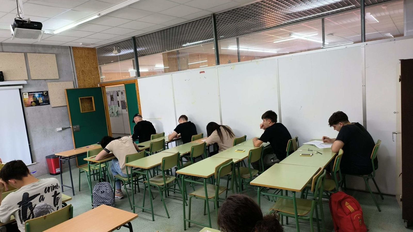 Varias personas, realizando una de las pruebas en una imagen de archivo.