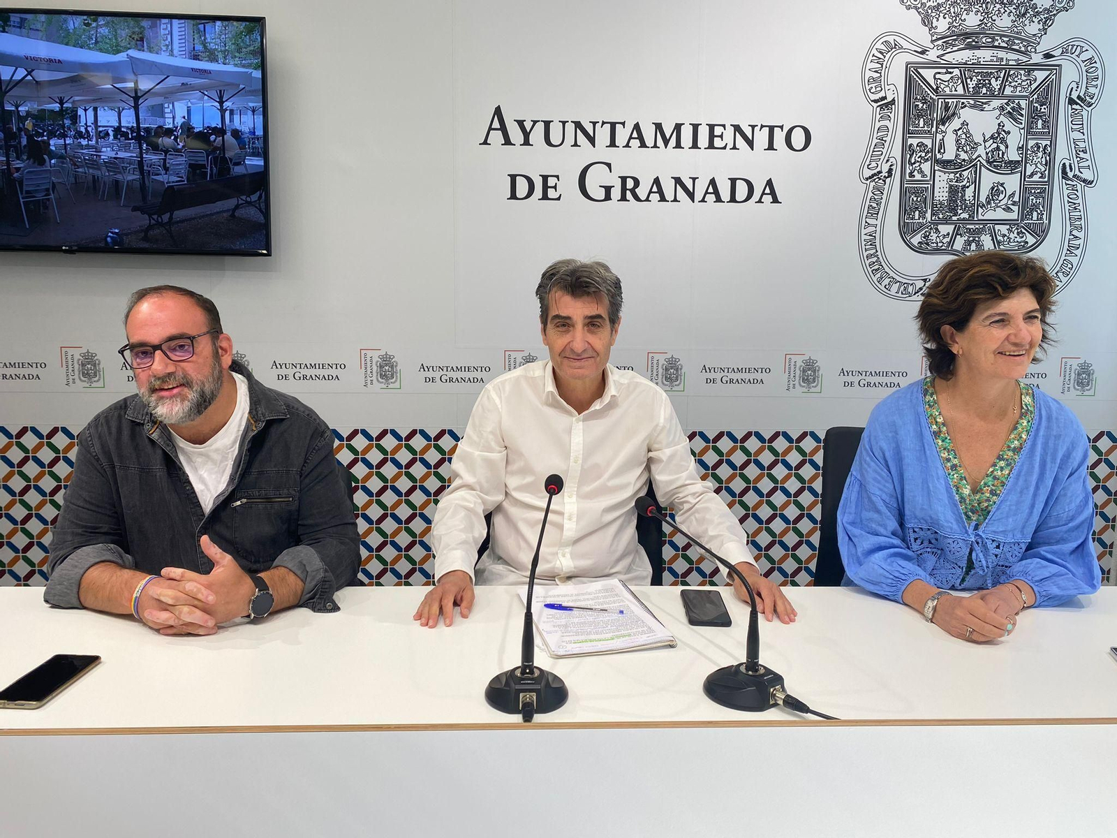 Los tres concejales del grupo de Unidas Podemos en una rueda de prensa.
