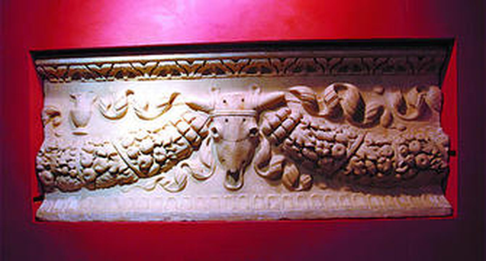 Imagen del bucráneo de Carteia.