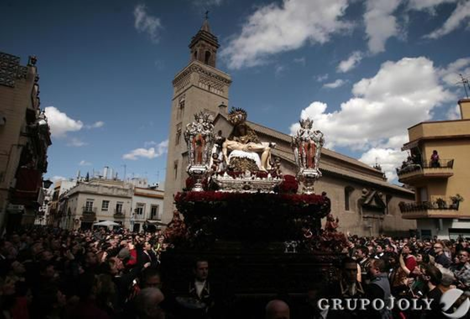 Paso de misterio con el Cristo de la providencia y la Virgen de los Dolores.

Foto: Juan Carlos Muñoz