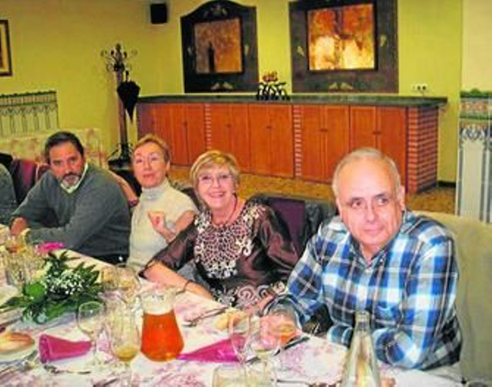 Parrado, primero por la derecha, y Martín, tercera, durante el homenaje.