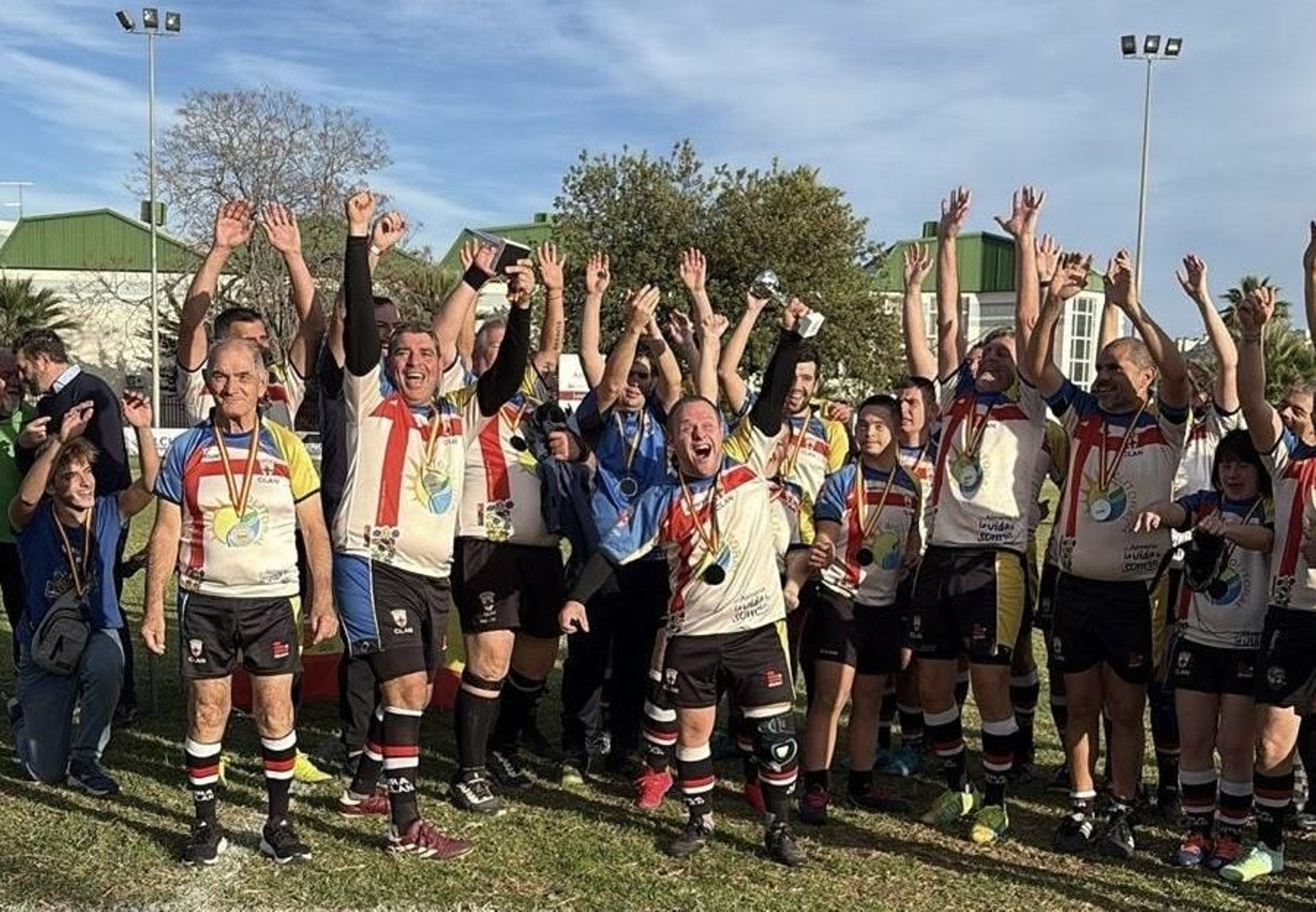 Los jugadores del conjunto cruzado levantan el trofeo de subcampeón conseguido en Elche.