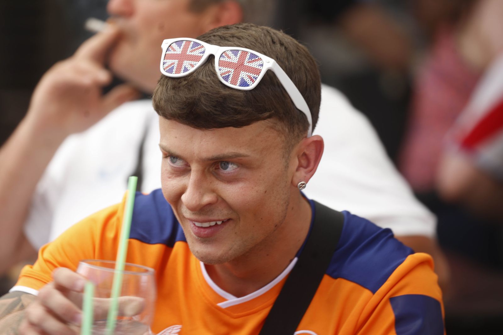 Aficionados escoceses disfrutan del sol y la cerveza de Sevilla